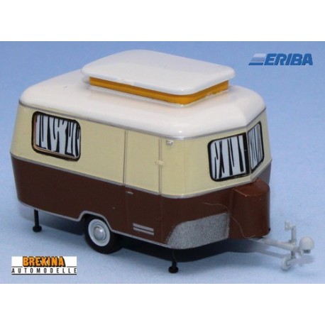 Caravane Eriba beige et brun en position arrêt (1960)