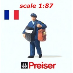 Postier français avec deux sacs bien chargés
