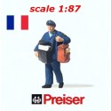 Postier français avec deux sacs bien chargés