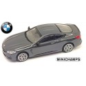 BMW M8 coupé (2019) gris métallisé à toit gris anthracite