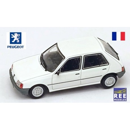 Peugeot 205 berline 5 portes (1983) blanche