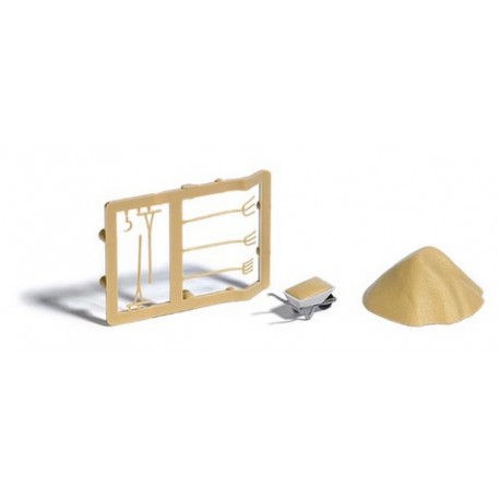 Set de chantier : tas de sable, brouette et outils
